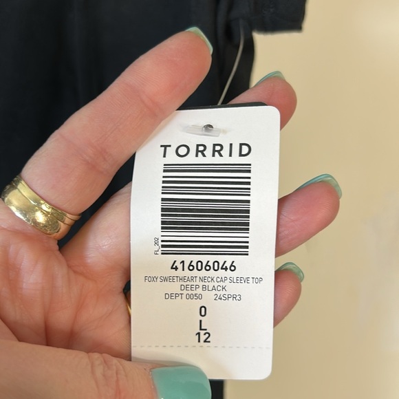 Torrid Black Foxy Sweetheart V-Neck Blouse Cap Sleeves Size Large - Picture 3 of 4